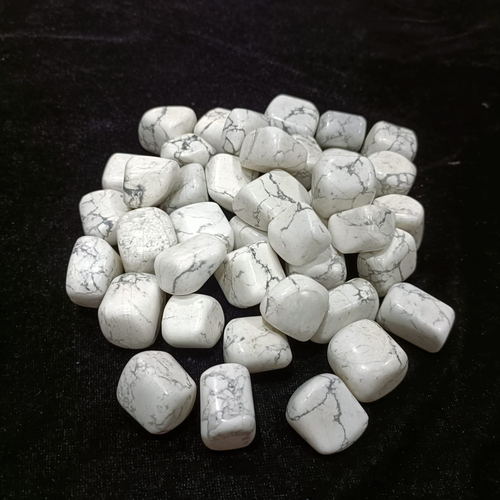 Natural Howlite Tumble Stones – White with Grey Veining